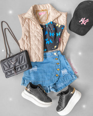 Falda short con desgastes y botones