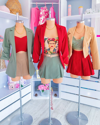 Falda short verde olivo con cinturón café de corazón