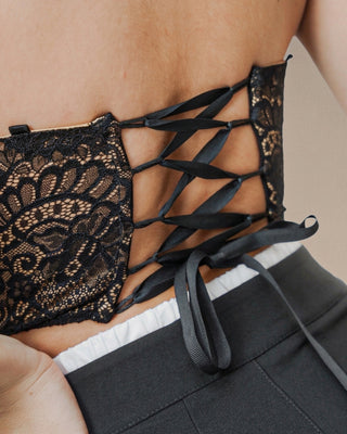Top corsé negro strapless en encaje