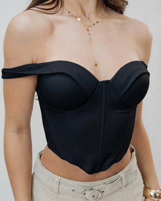 Crop top negro de copas con tiras gruesas y varillas