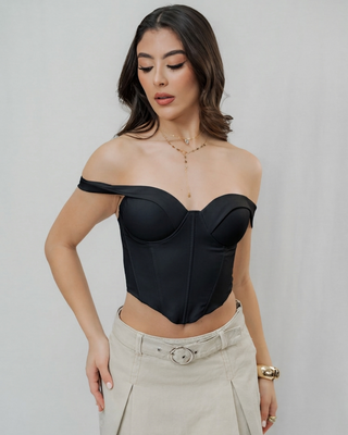 Crop top negro de copas con tiras gruesas y varillas