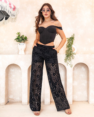 Crop top negro de copas con tiras gruesas y varillas