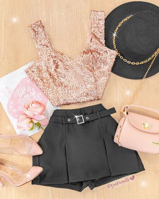 Falda short con tablas y correa con hebilla