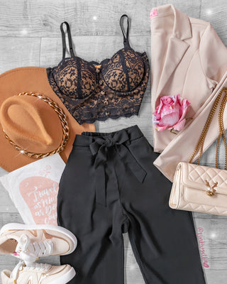 Crop Top Negro de Encaje con Copas