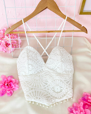 Crop Top Blanco De Ojalillo y Perlas