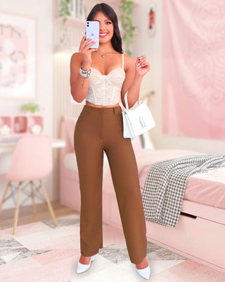 Pantalón sencillo con prenses y bota ancha