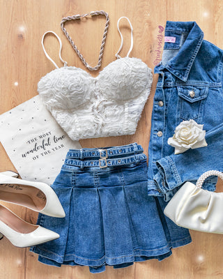 Falda Corta con Tablas y Dos Correas con Hebilla