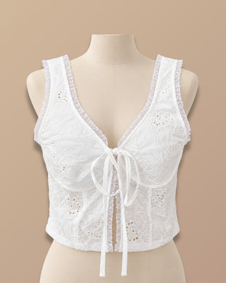 CROP TOP BLANCO CON ENCAJE OJALILLO CON AMARRE EN EL BUSTO