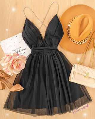 Vestido corto, negro de fiesta en velo con tiras brillantes