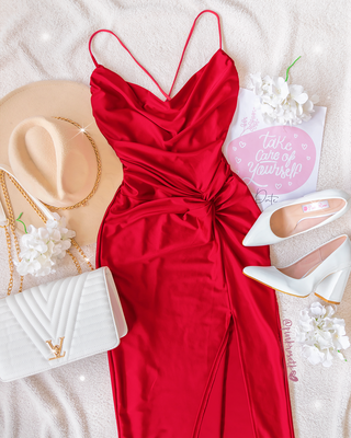 Vestido rojo de tiras y drapeado con nudo en la cintura