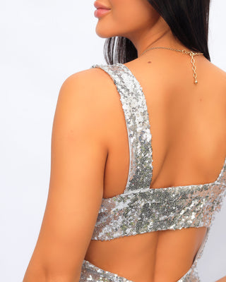 Vestido corto de lentejuelas con espalda descubierta