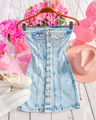 Vestido blue jean strapless con cierre de botón delantero