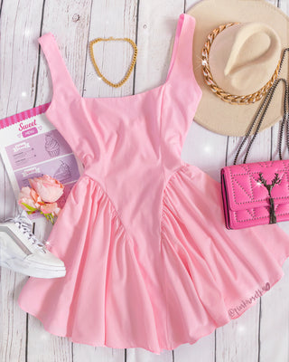 Vestido corto rosado flamenco cuello cuadrado y tiras
