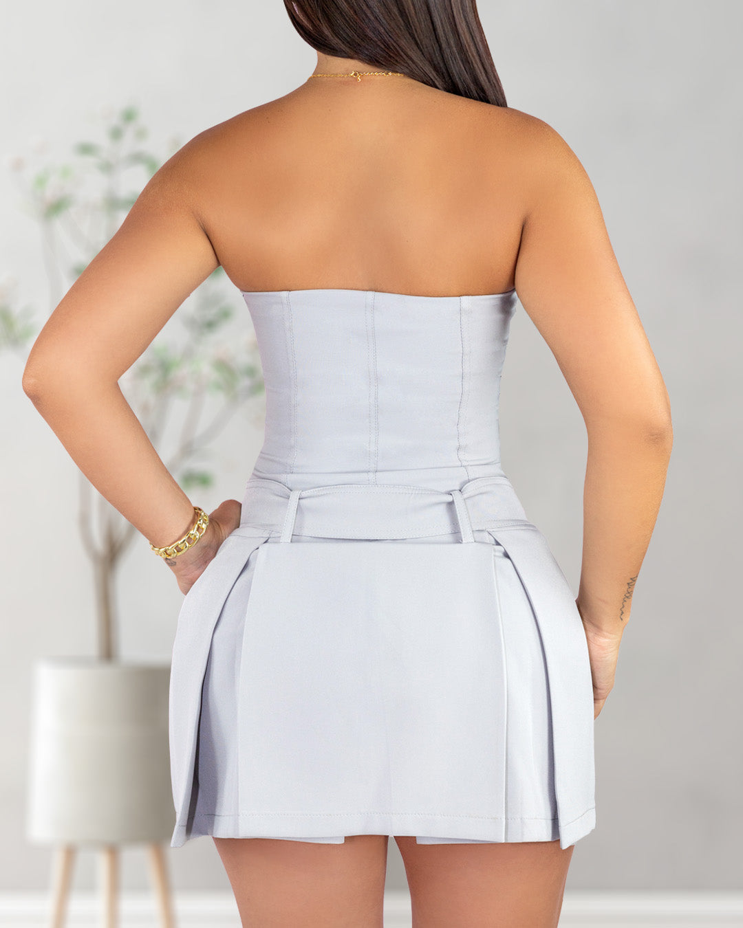 Vestido strapless tablas cinturón hebilla