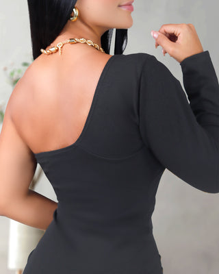 VESTIDO CORTO DRAPEADO UNA MANGA COPAS