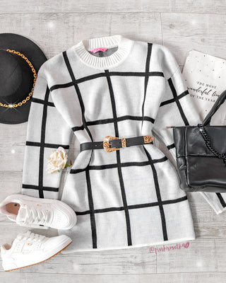 Vestido corto de cuadros con líneas negras