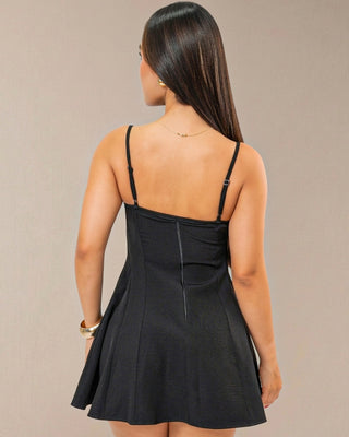 Vestido corto con escote corazón y delicadas tiras