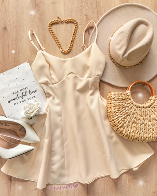 Vestido corto con escote corazón y delicadas tiras