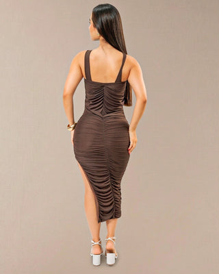 Vestido café largo drapeado con copas y tiras cruzadas