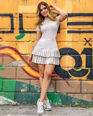 VESTIDO BEIGE CORTO CON PRENSES Y FLOR DE PINK ROSE
