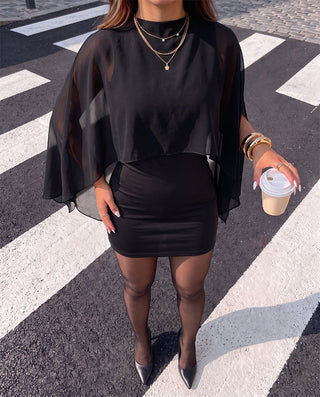 VESTIDO NEGRO CORTO AJUSTADO EN LA PARTE DE ARRIBA TIPO CAPA