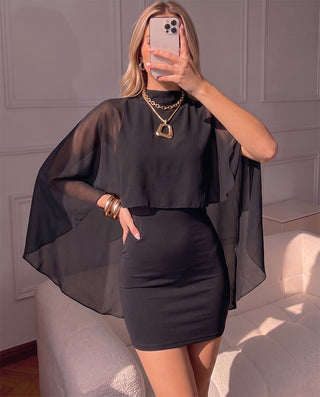 VESTIDO NEGRO CORTO AJUSTADO EN LA PARTE DE ARRIBA TIPO CAPA