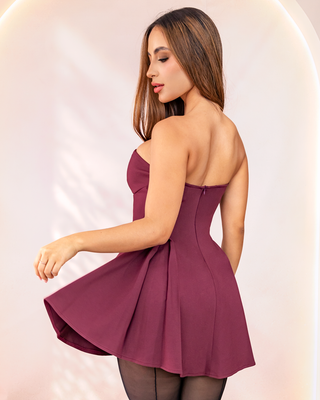 VESTIDO VINO TINTO CORTO STRAPLESS DE TABLAS