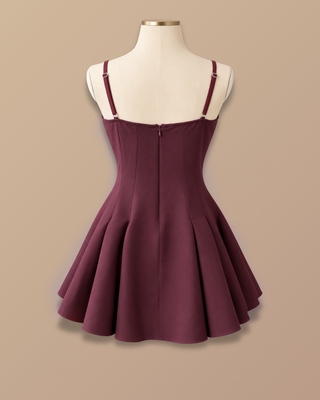 VESTIDO CORTO VINO TINTO CON ESCOTE CUADRADO Y FALDA DE TABLAS