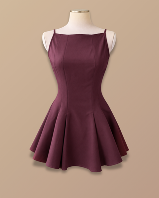 VESTIDO CORTO VINO TINTO CON ESCOTE CUADRADO Y FALDA DE TABLAS