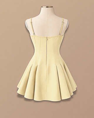 VESTIDO CORTO AMARILLO CON ESCOTE CUADRADO Y FALDA DE TABLAS