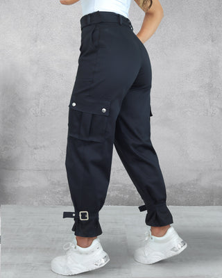 Pantalón negro cargo hebillas plateadas