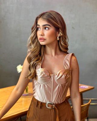 Bustier dorado tipo corsé con mangas volantes