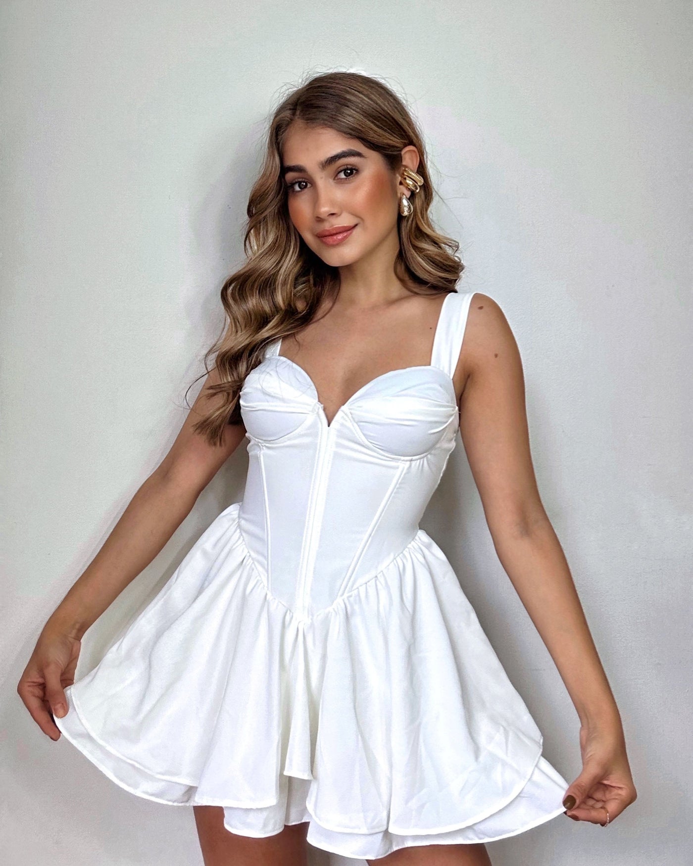 Romper blanco bustier tipo corsé y falda volantes