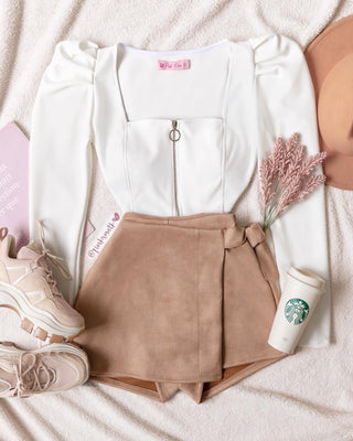 Blusa blanca con cremallera y manga puff