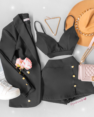 Set negro de blazer y falda short con botones dorados