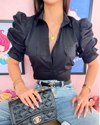 Camisa negra manga corta puff y bolsillos falsos