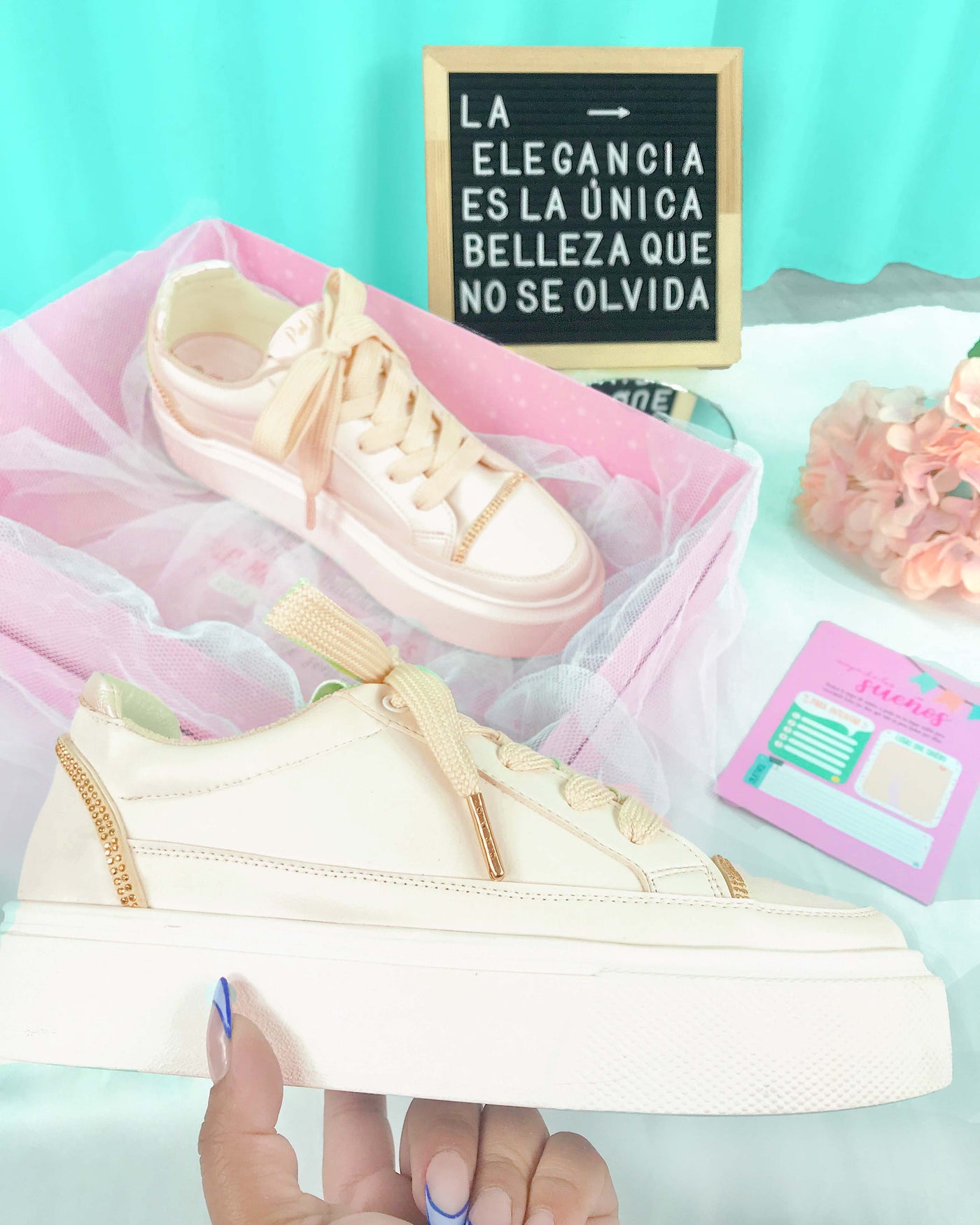 TENIS BEIGE CON APLIQUES