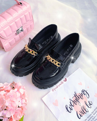 ZAPATOS DE CHAROL CON APLIQUE DE CADENA ADELANTE