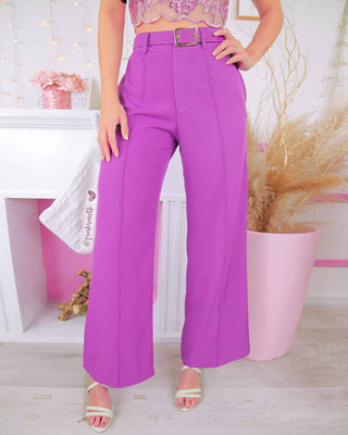 Pantalón bota ancha y correa de hebilla dorada