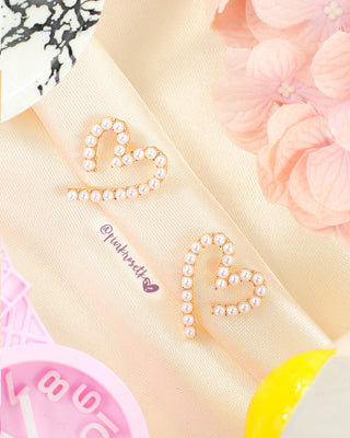 Arete de corazón y perlas pequeñas blancas