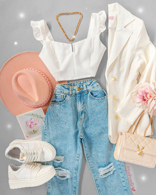 Blusa blanca, escote en v con herraje y mangas con volantes