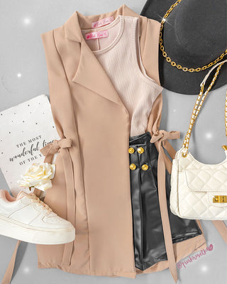 ¿Quieres destacar en cualquier evento o en tu día a día? En nuestra tienda en Bogotá encontrarás la mejor selección de ropa para mujer, incluyendo blazers largos, faldas, pantalones de moda y blusas modernas. También contamos con una amplia variedad de camisas sport y jeans para mujer, así como los mejores sacos modernos y outfits sencillos para dama. ¡Ven a visitarnos y vive la experiencia de la moda femenina en su máximo esplendor!