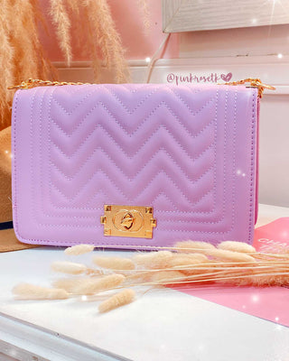 BOLSO LILA CADENA DORADA