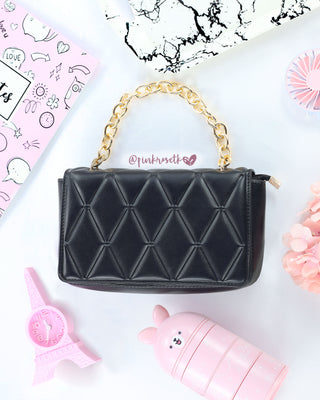 Bolso negro, acolchado con cadena dorada