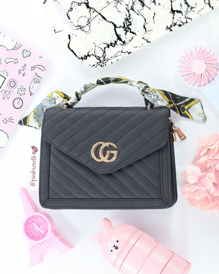 Bolso negro GG de correa negra y pañuelo