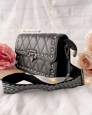BOLSO NEGRO CON TACHES PLATEADOS