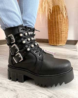 BOTINES CORREAS Y PERLAS