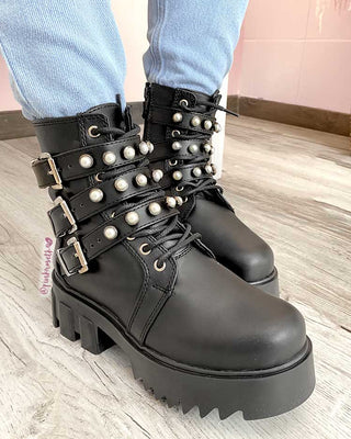 BOTINES CORREAS Y PERLAS