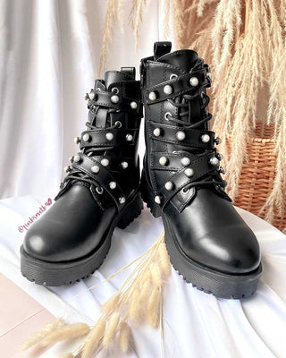 BOTINES CORREAS Y PERLAS