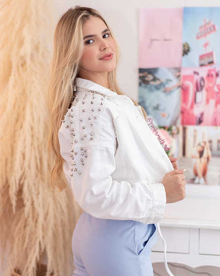 Chaqueta blanca de taches